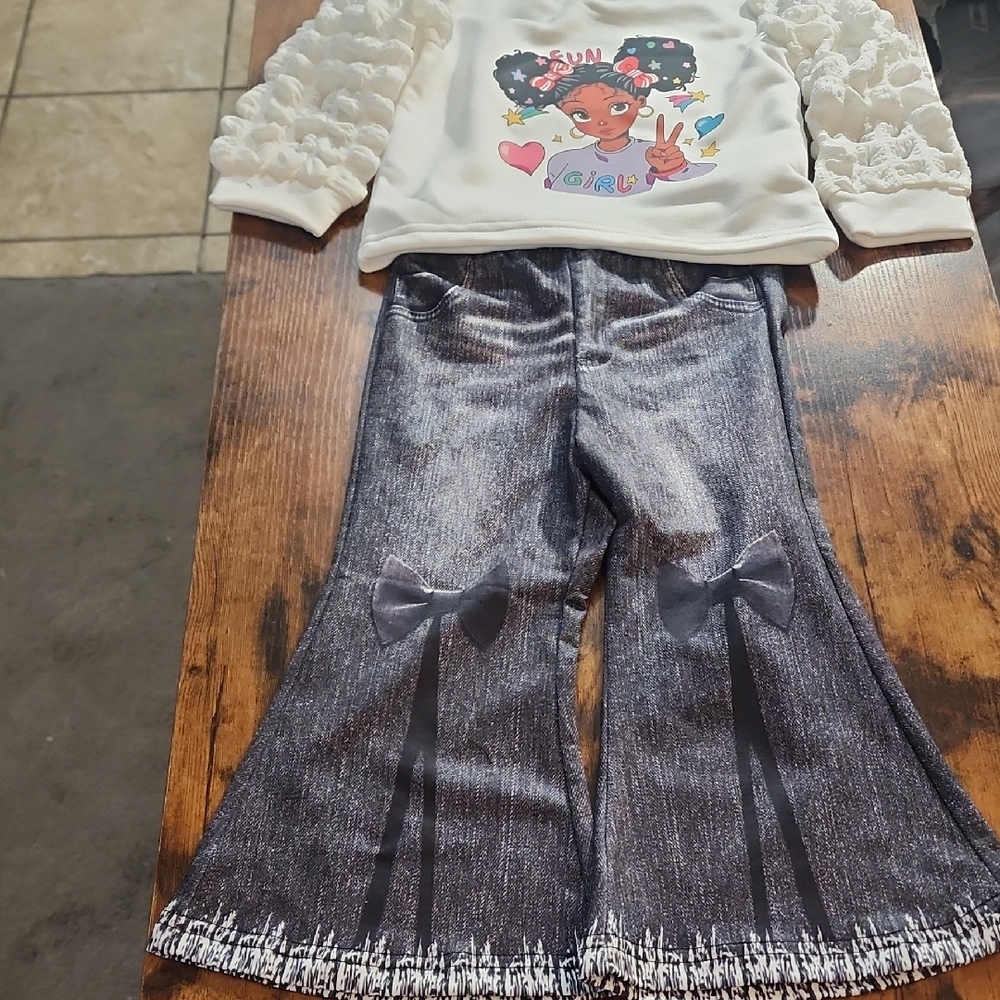 Girls' White and Gray Outfit with Graphic Top and Flared Pants Knitted Fabric